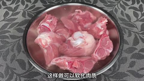 Stew big bone soup, stew out soup thick meat fragrance, nutrition and good to drink