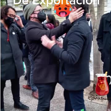 NO ES POR NADA.... PERO PARECE QUE SE LO ESTÁN CAGANDO AL MERLUZO.