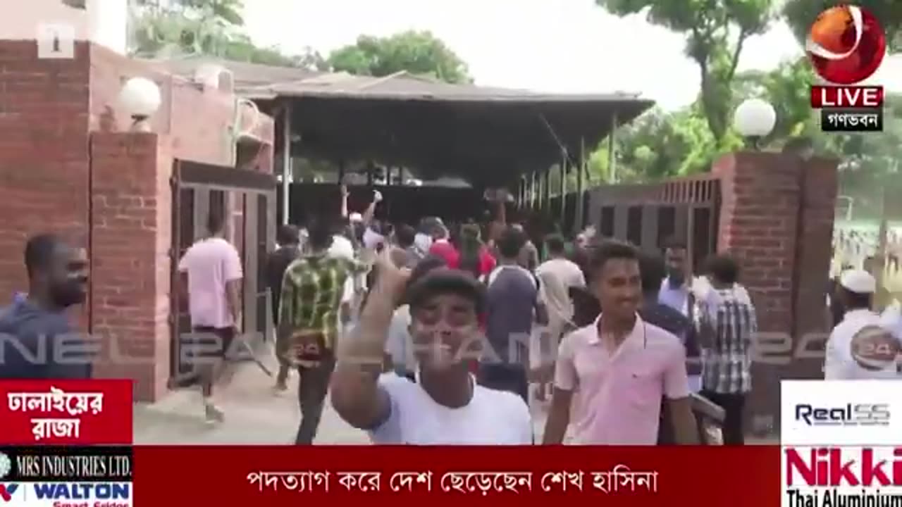 Bangladesh violence PM escapes country as thousands loot residence