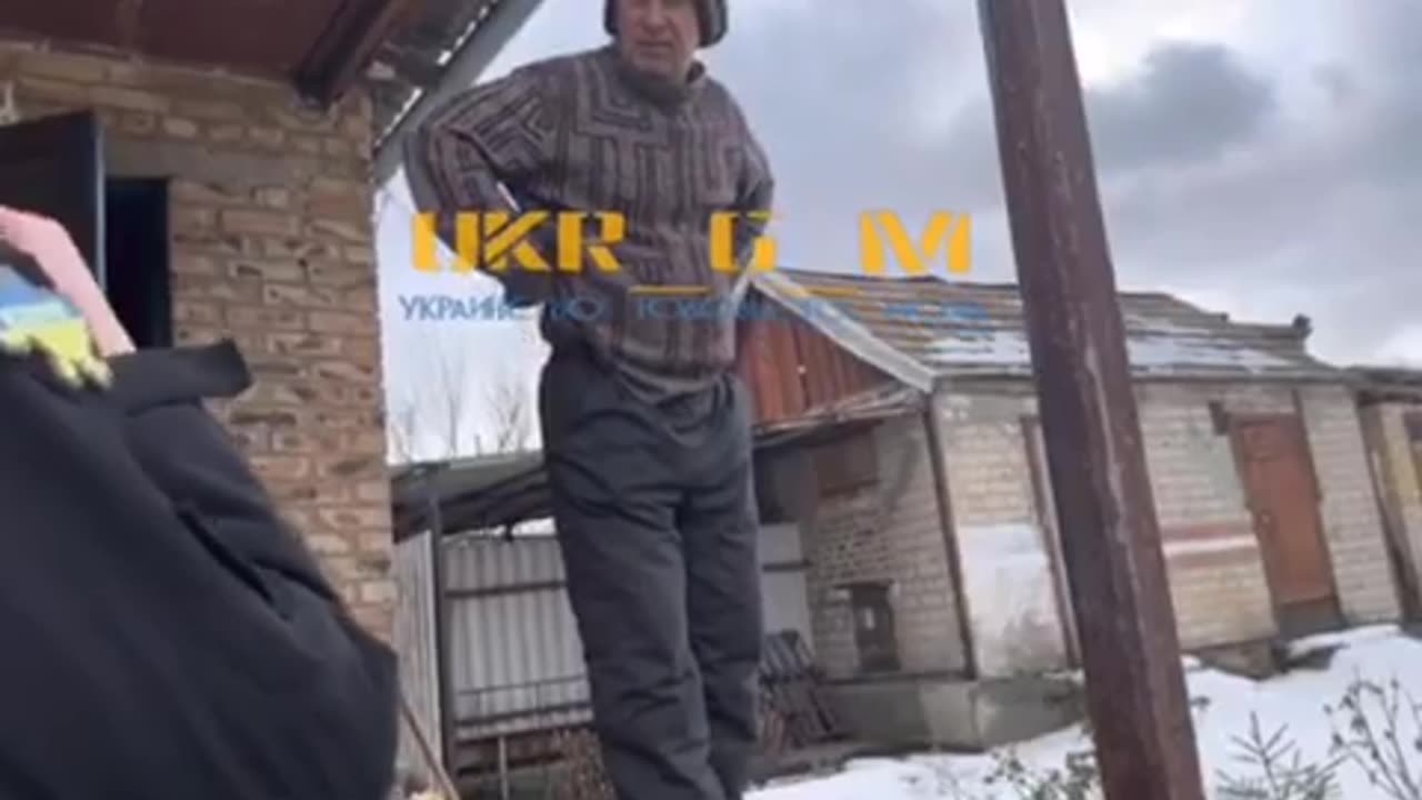 Ukrainian soldiers that are fleeing Bakhmut and are trying to convince an old Ukrainian man to run