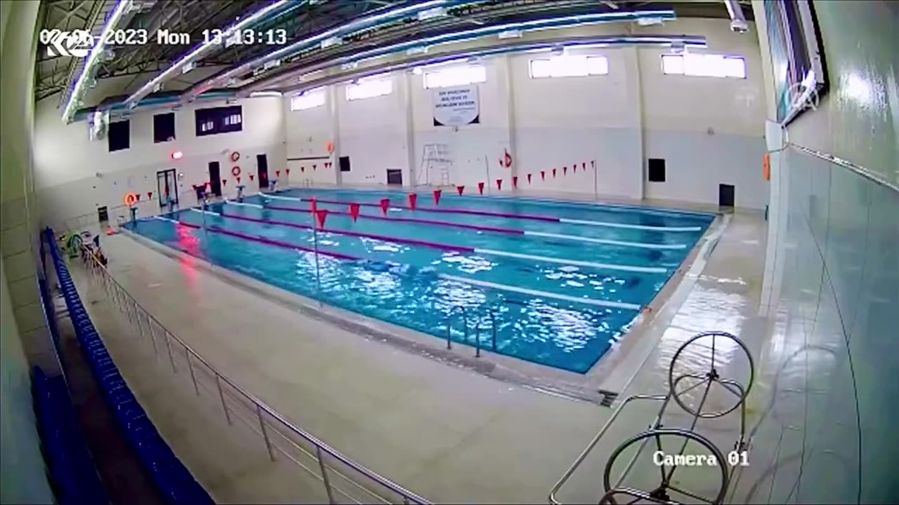 Swiming pool during earthquake