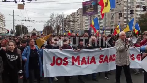 Rallies in Moldova: A crowd of protesters in Chisinau is moving towards