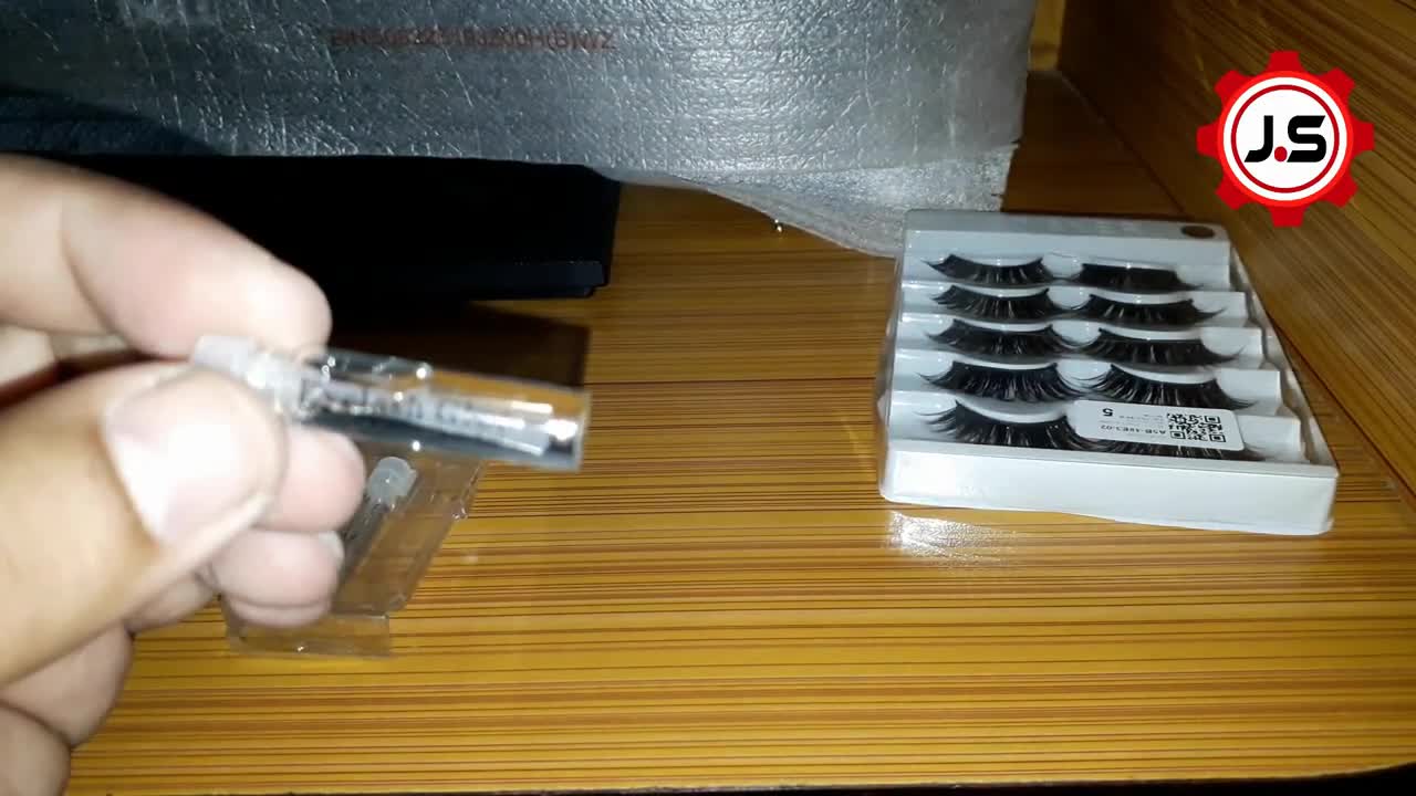 Eyelashes glue transparent