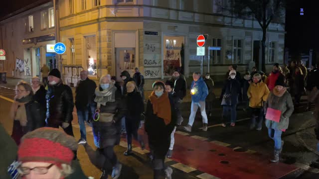 Der Demo Zug auf der Mo-Demo in Greifswald am 03.01.2022