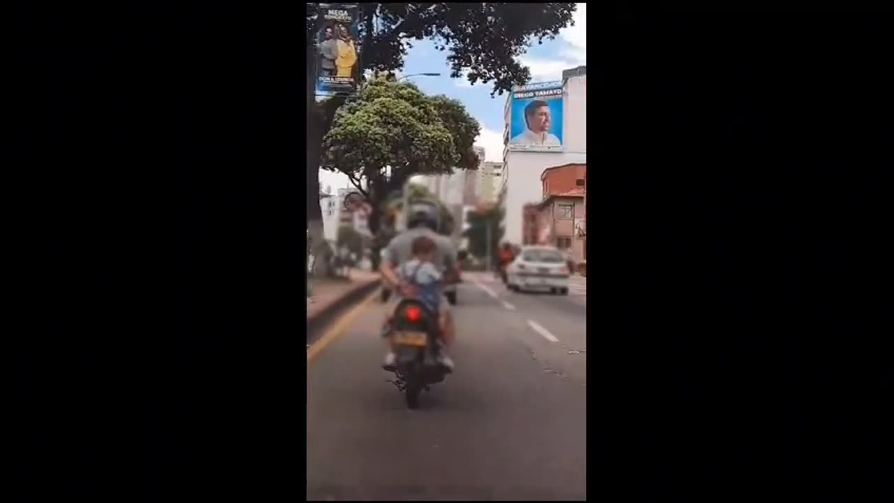 Motociclista transporta a un menor de manera irresponsable