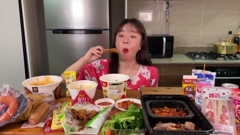 Eating various goodies from a Korean convenience store Mukbang (Samyang, Chapagetti, Ramen, etc)