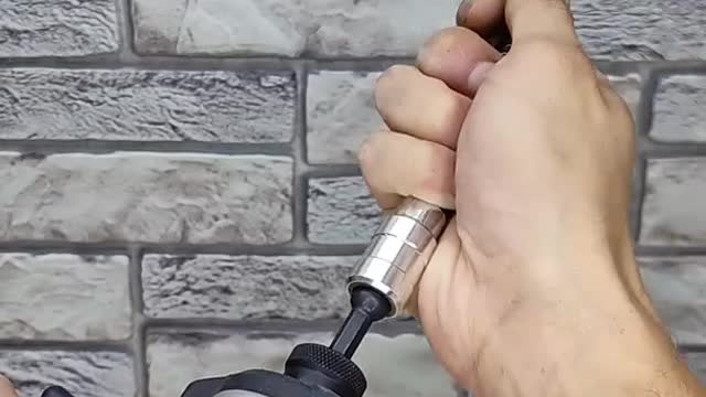 The secret of experienced craftsmen! How to easily tighten fasteners in a hard-to-reach place