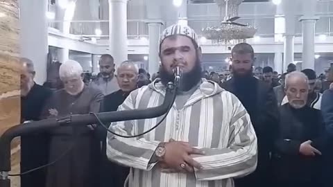 The cat enters the mosque, jumps on the imam's shoulders and kisses his face