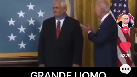 quel rincoglionito di Biden mette la.medaglia al rovescio al reduce di guerra 😂