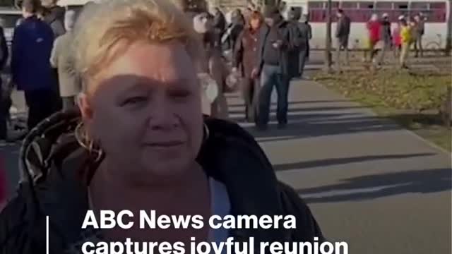 James Longman encounters special moment while interviewing activist in Kherson l ABC News