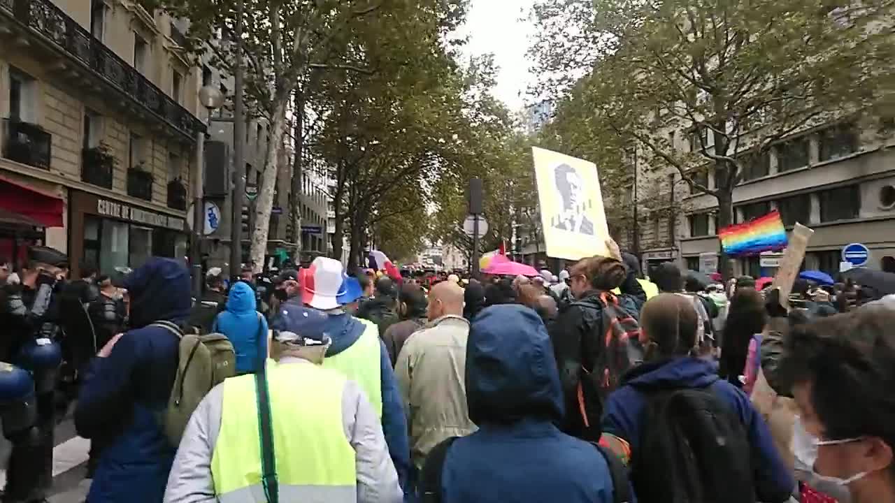 Manif anti-pass du 02/10/21 - Paris - On nous fait changer de trajet..