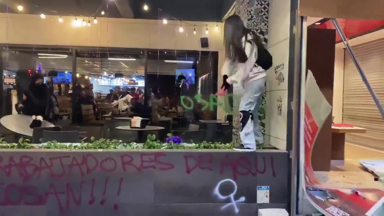 México | Feministas destrozan un restaurante durante la marcha del 8M