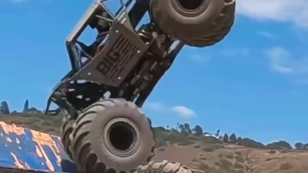 That’s one way to parallel park 😳 (via @Justin Eglitis) #truck #flips #truck