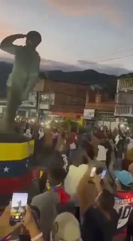 Venezuelan Citizens Decide To Take Down Statues Of Hugo Chávez Around Their Nation