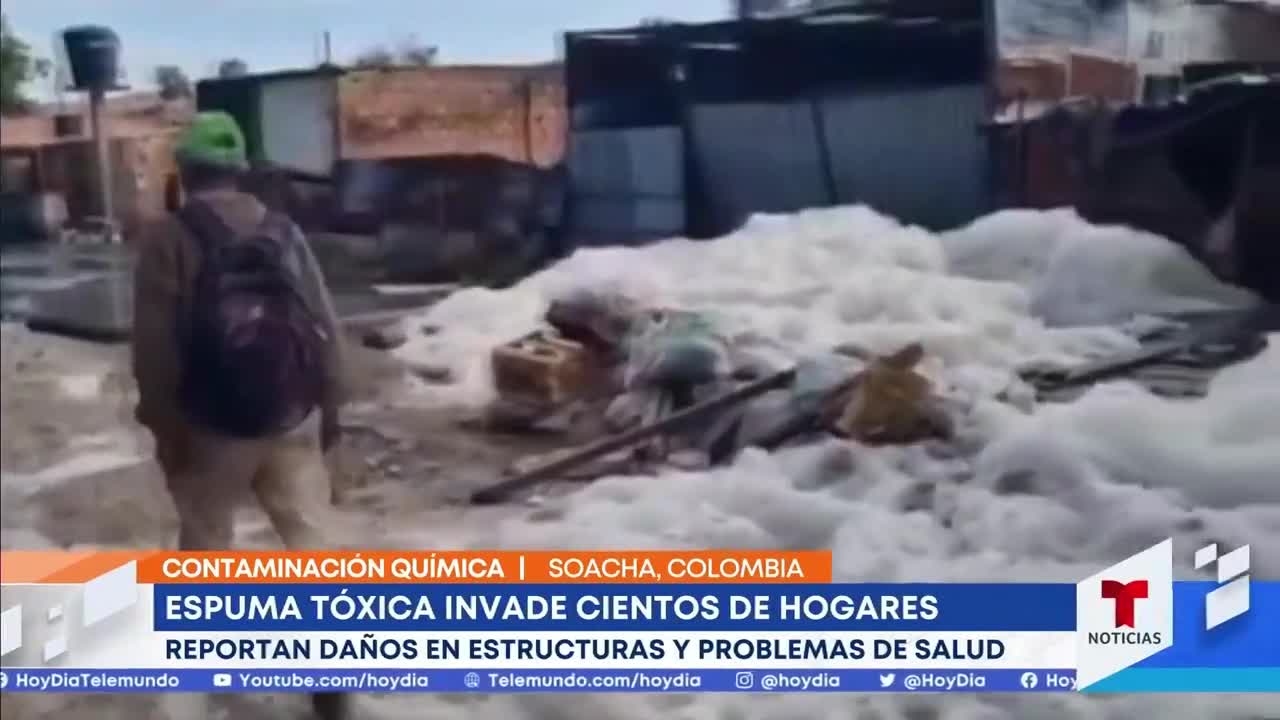 Una espuma tóxica invade las casas de al menos 400 familias en Soacha, Colombia | Noticias Telemundo