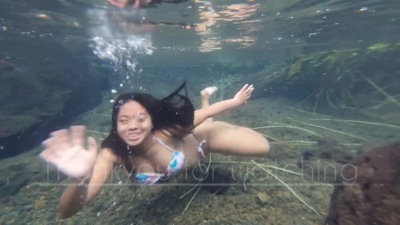 Swimming underwater(720p)