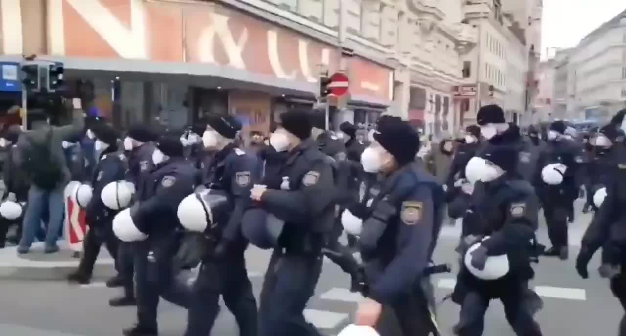 Police in Vienna siding with the protesters...