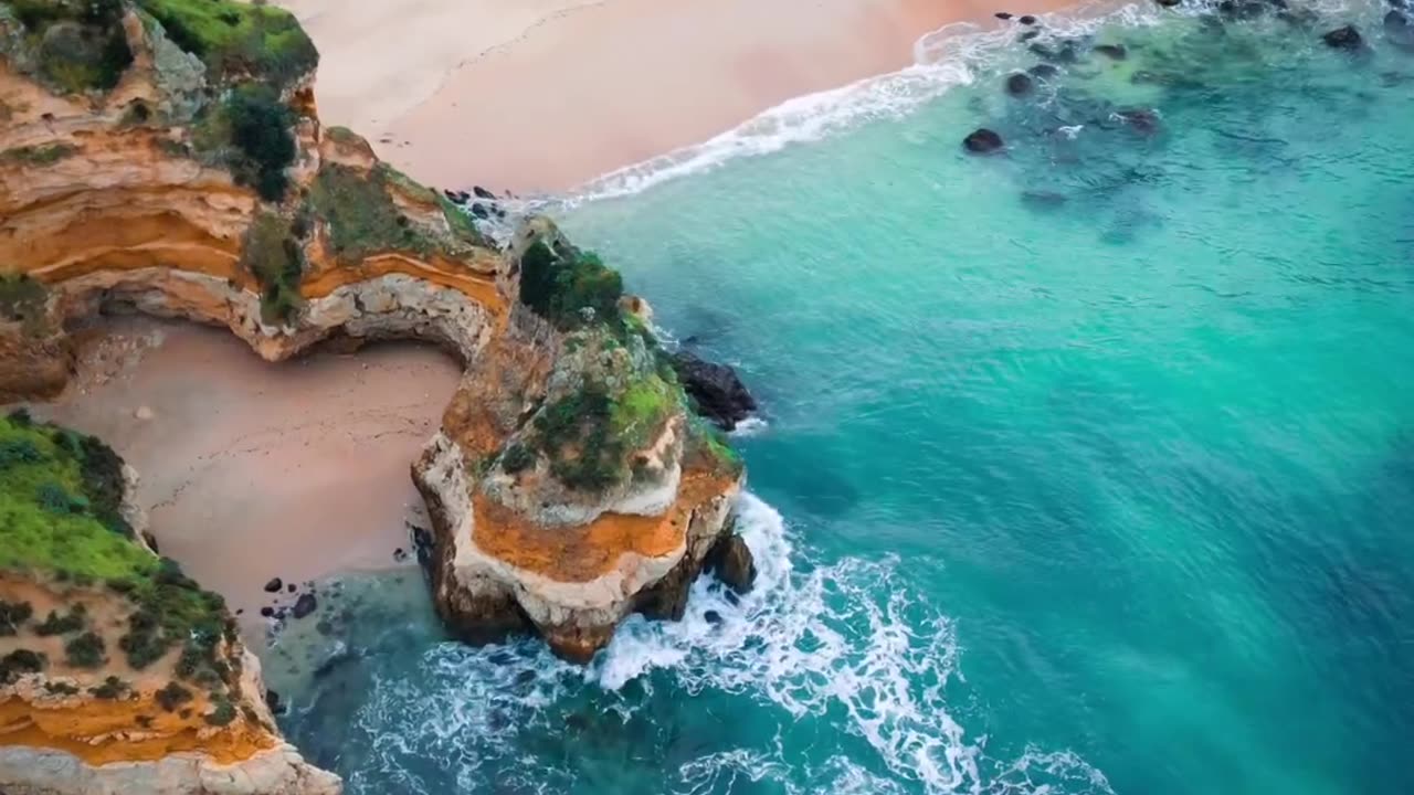 Algarve, Portugal 📍🌊 Name a better beach 🥰😍