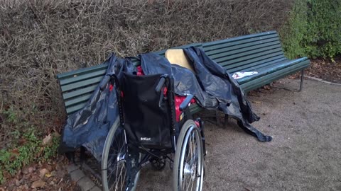 Om Anette. Kvinnan på bänken i Stadsparken, Helsingborg 25 Nov. 2018