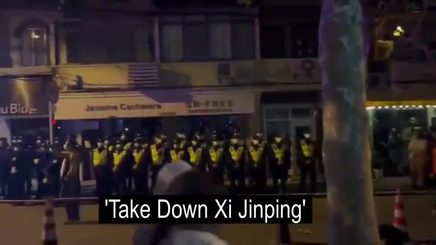 VACCINE LOCKDOWN UNREST MORPHS IN TO A FULL BLOWN RIOT: SHANGHAI, CHINA!