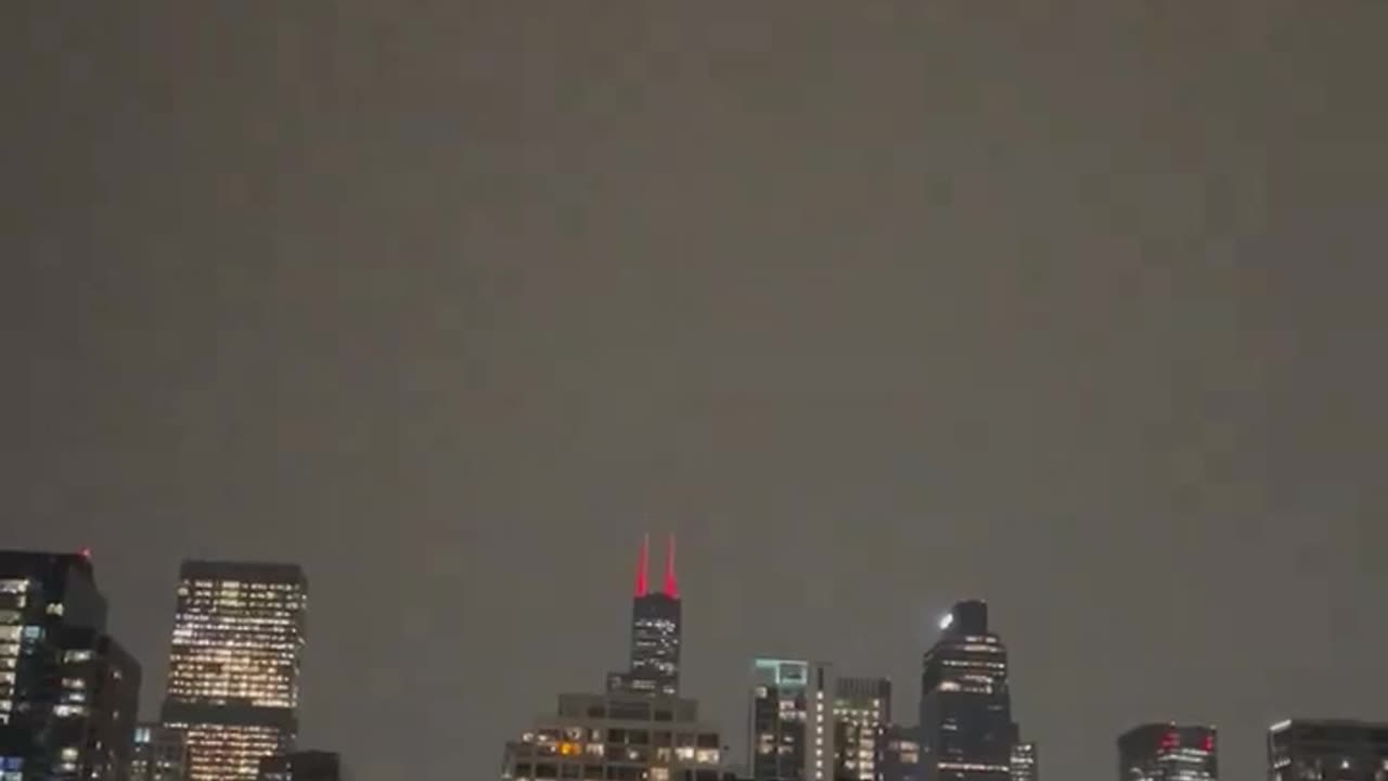 Lightning strikes the Willis Tower in Chicago #shorts #viral