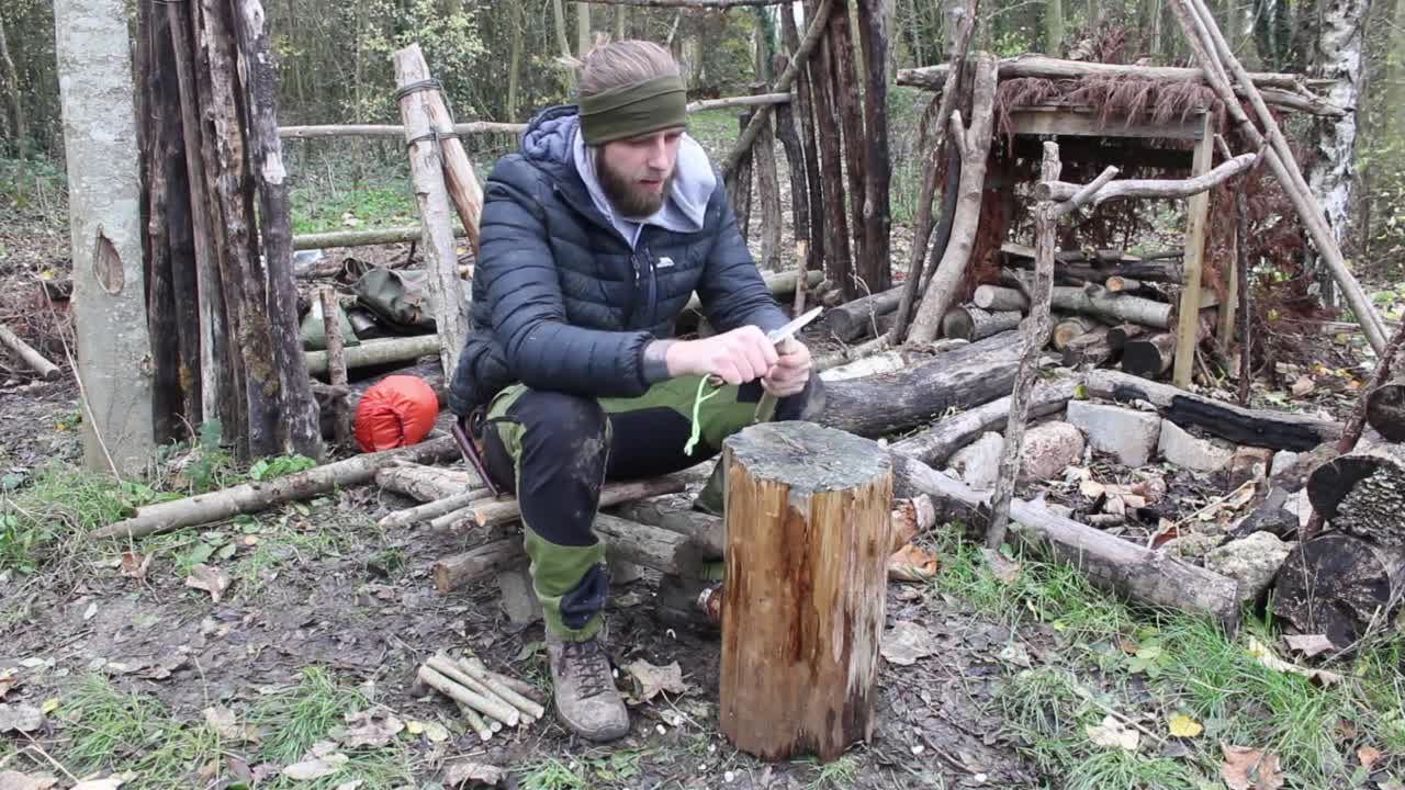 HOW TO BUILD A SHELTER AND SURVIVE IN THE WOODS