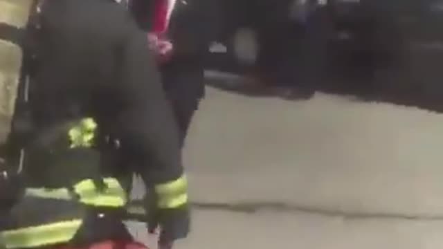 Il Presidente TRUMP ferma il corteo per salutare i vigili del fuoco.