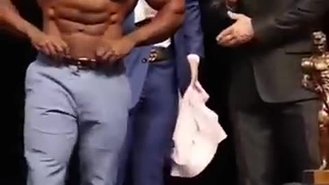Breon Ansley provoking CBUM at 2021 Olympia _cbum _bodybuilder _classic _mrolympia _shorts