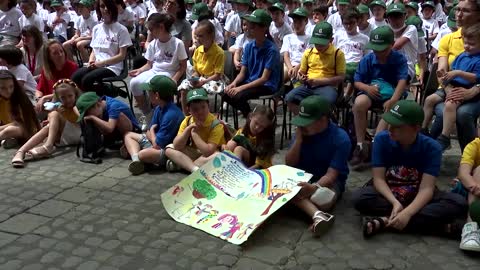 Pope meets refugees and children with disabilities