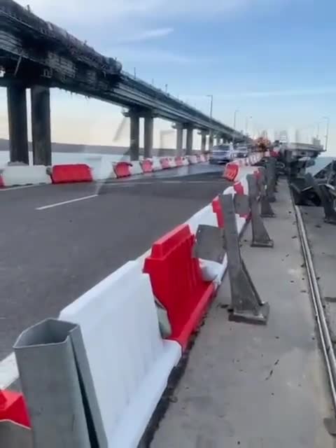 One lane out of four is open on the Crimea bridge