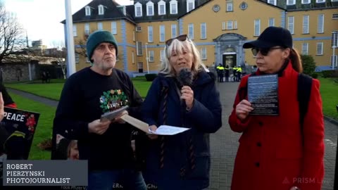 WakeUpeiRe volunteers deliver a demand notice to HSE HQ