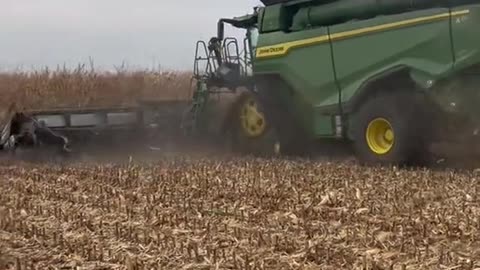 Powerful John Deere Harvest !! 🚜