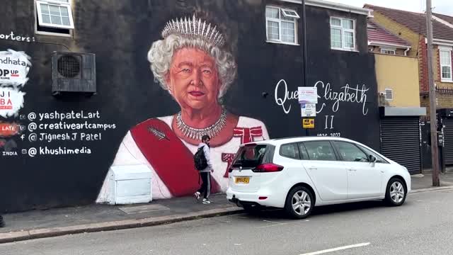 Giant mural of the Queen pops up in London