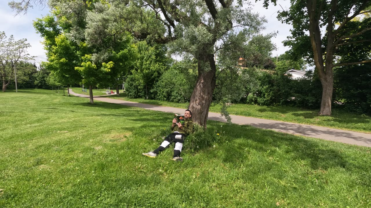 🌴🌳🌲📚📕📗 Reading A Book Laying On A Tree 📚📕📗 Promoting Mental Well-Being ☀️ Healthy4Life🍁