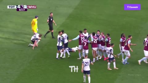 Mohammed Kudus fighting off spurs players