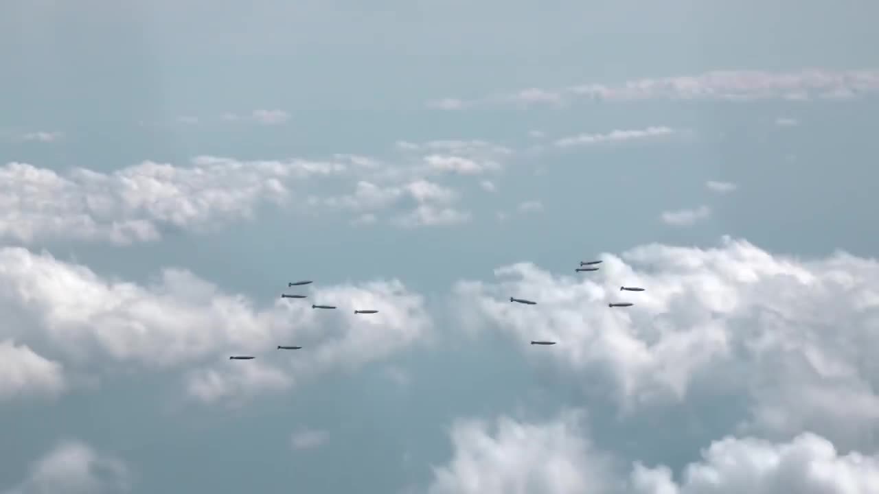 Stunning Video of B-1 Lancer in Action • Takeoff & Landing [Training Footage]6