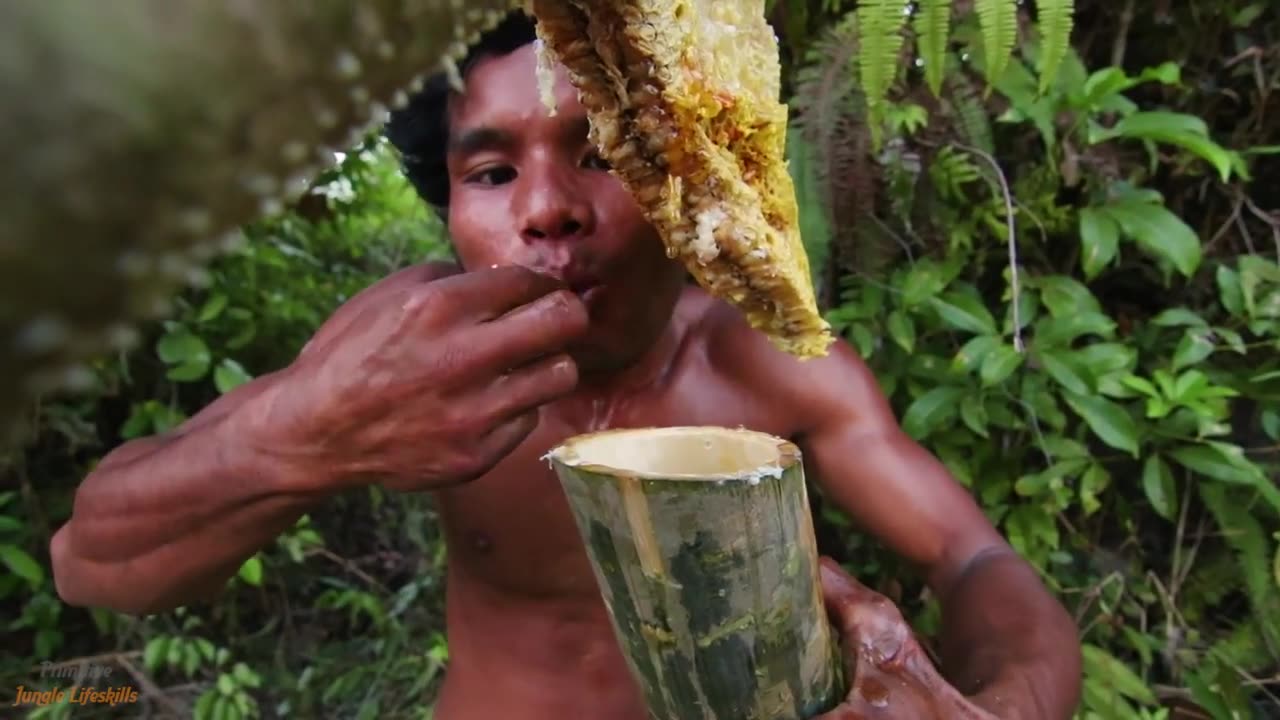 Million Dollars Skill! Brave Man Harvesting honey🍯 by Hands