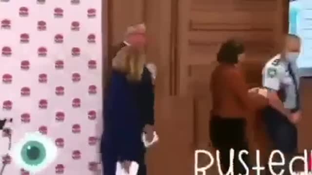 Minister shows Mask Rule is just for Plebs