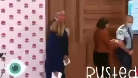 Minister shows Mask Rule is just for Plebs