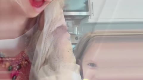 "Meet the Kansas Nanny Who's a Dead Ringer for Taylor Swift