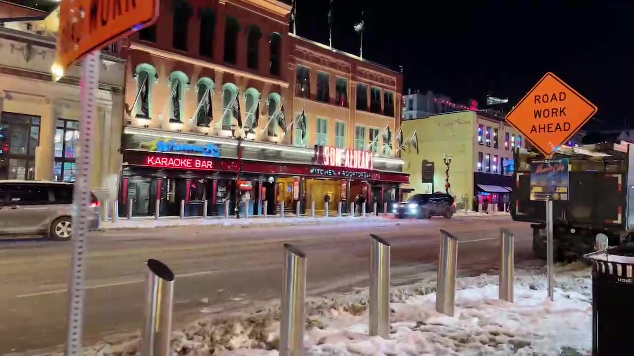 NASHVILLE TN LIVE BROADWAY STREET / PEOPLE WATCHING / BANDS WATCHING / BARS