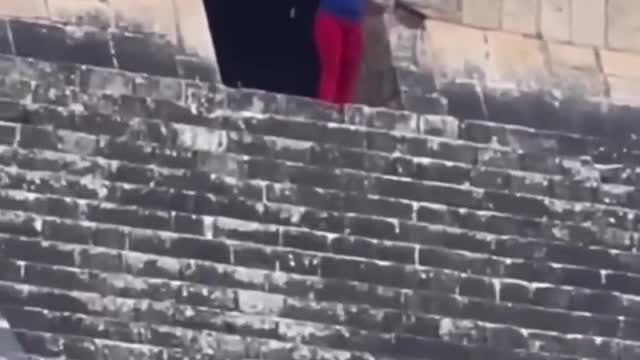 Des mexicains appellent au sacrifice d'une touriste qui escalade une pyramide Maya #mexiqueMX