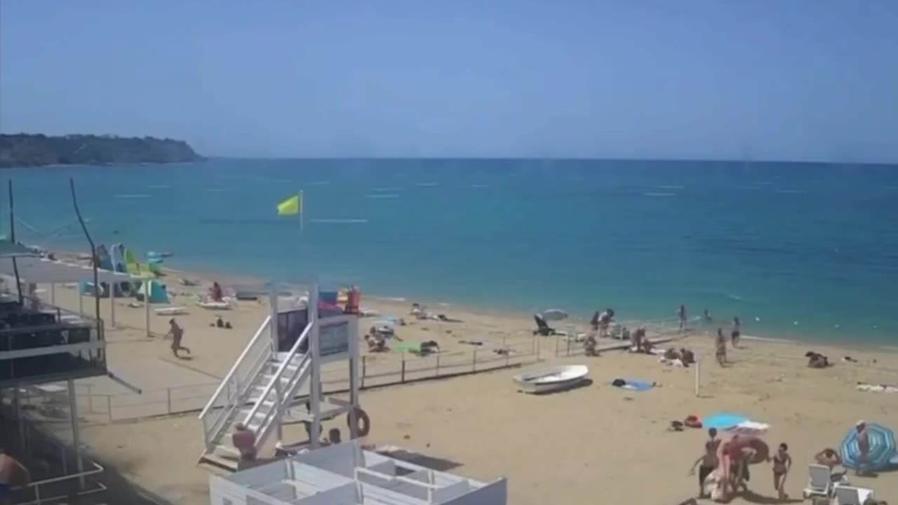 “緊急報導”這是烏克蘭發射的美國集束飛彈的錄像！造成4人和150多名受害者死亡！令人髮指的是，深層政府勢力控制的歐盟拒絕譴責使用美國ATACMS導彈，對塞瓦斯托波爾平民發動的恐怖襲擊