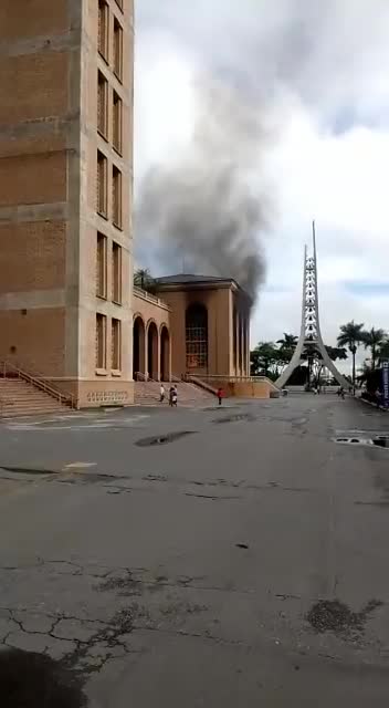 Incêndio atinge parte do Santuário Nacional de Aparecida