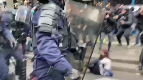 FRANCE. Video of the democratic dispersal of peaceful protesters