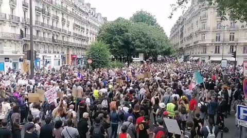 French Protesters Chant "Liberte!" Massive protests Against Vaccine Passports