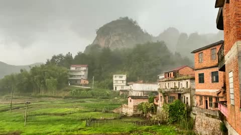 The spring rain bursts, and the spring is deep. Why is it so stuffy