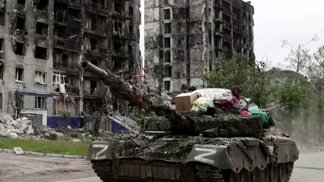 Ukrainian spots her belongings on Russian tank