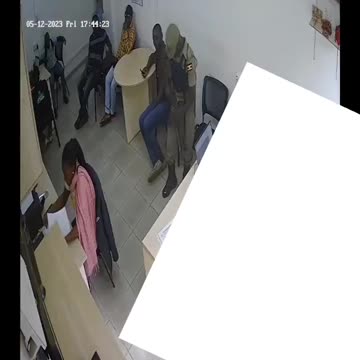 Video: Policía al conocer su deuda abrió fuego contra todos en un banco