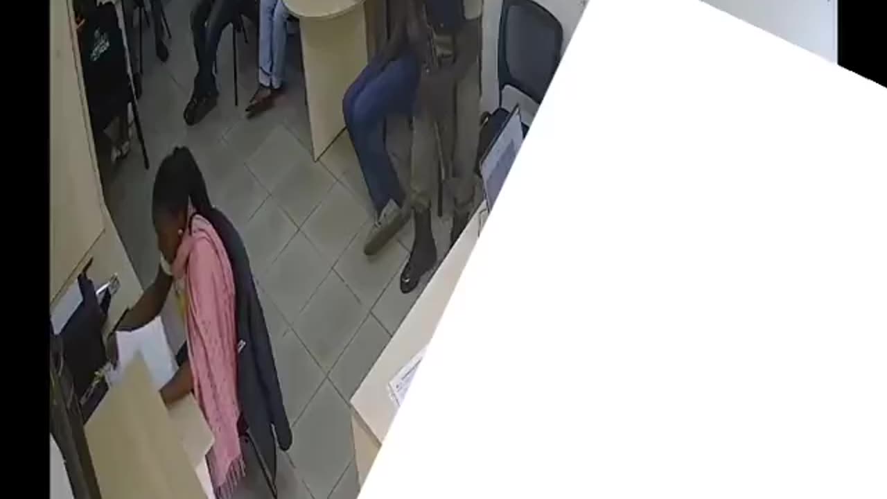 Video: Policía al conocer su deuda abrió fuego contra todos en un banco